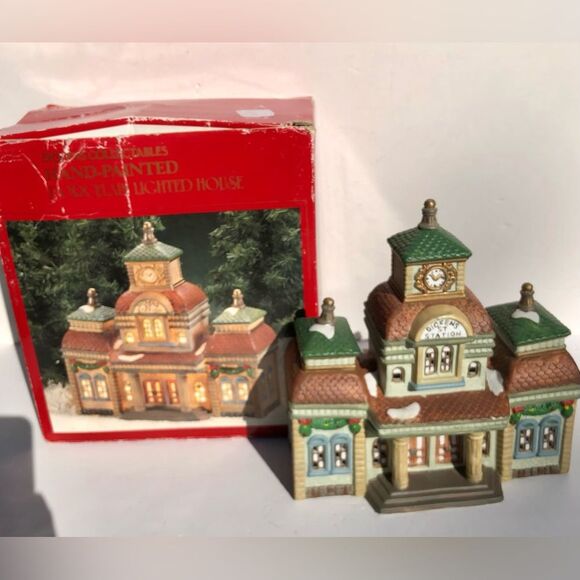 DICKENS KEEPSAKE CHRISTMAS VILLAGE TRAIN STATION 1993 VINTAGE PORCELAIN LIGHTED - Picture 4 of 11